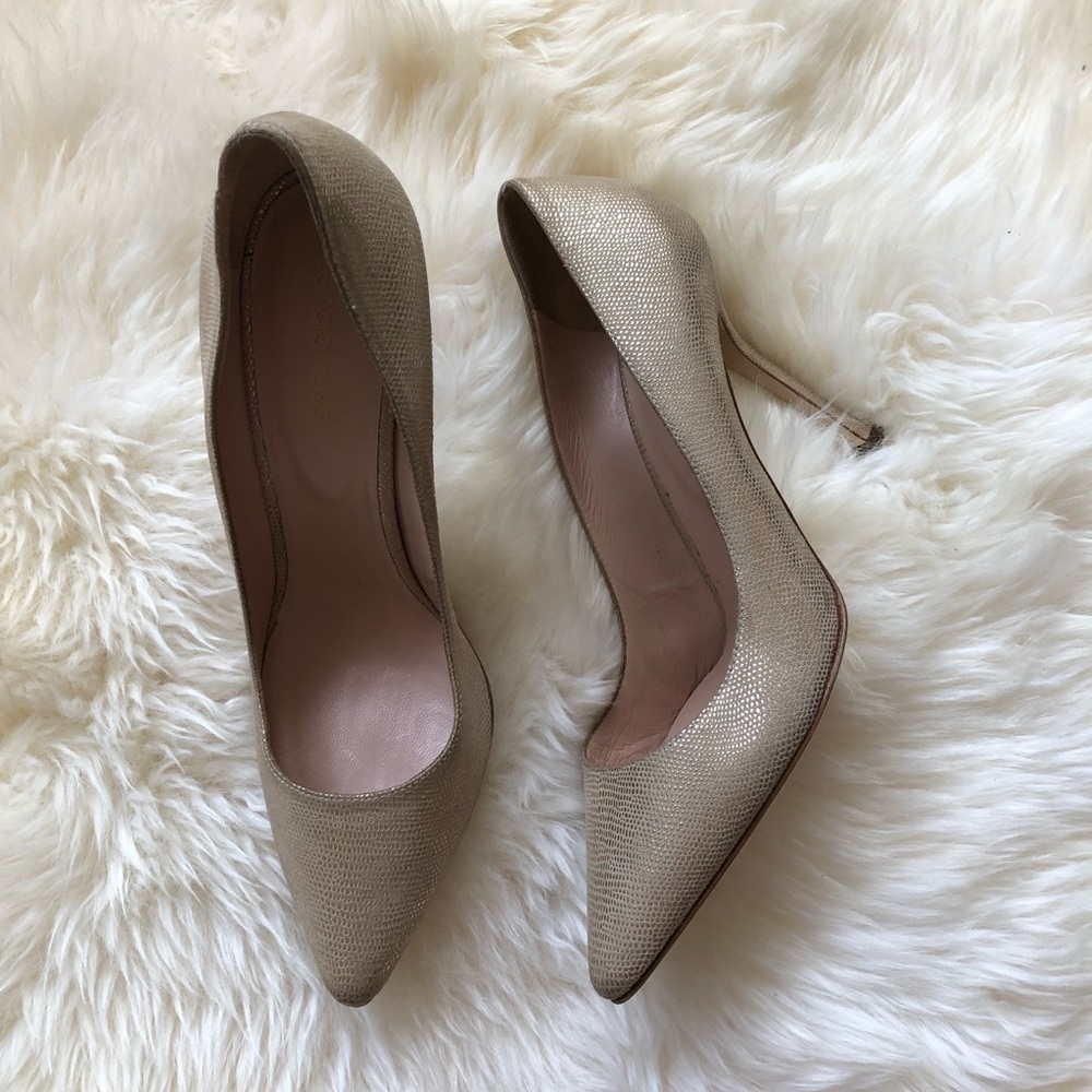 Sergio Rossi Gold Embossed Pointed Toe Pump 38 - Picture 2 of 8
